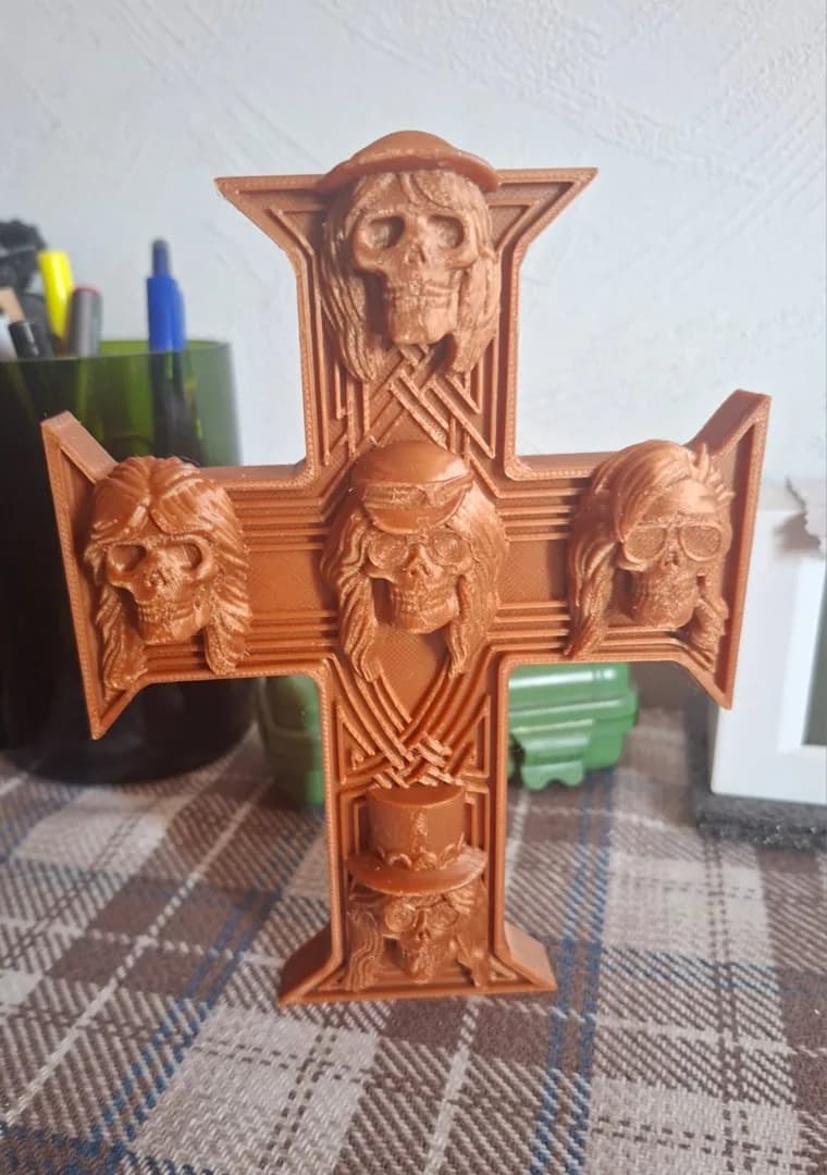 Escultura Artesanal Cruz Caveiras na estante de Carlos A.