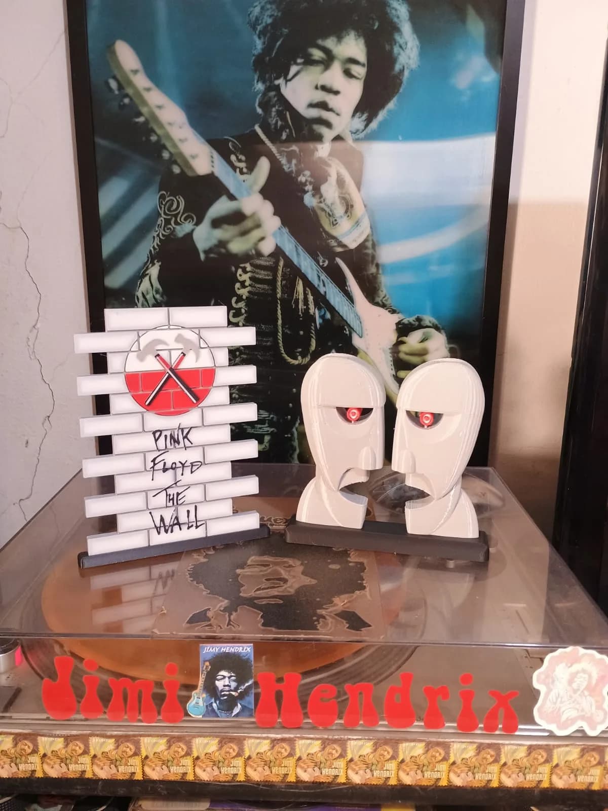 Dois Rostos + Muro de Tijolos na estante de Valdir R.
